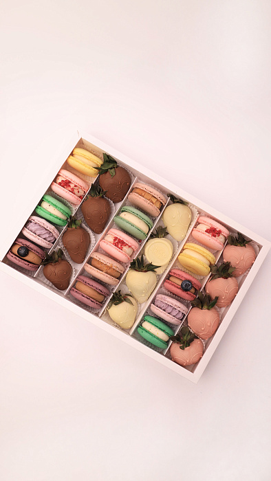 Set 12 chocolate covered strawberries and 15 macarons