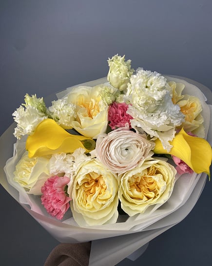 Солнечный букет с пионовидными розами и каллами с доставкой по Астане