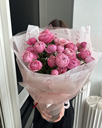 Нежный букет из розовых кустовых и пионовидных роз с доставкой по Астане