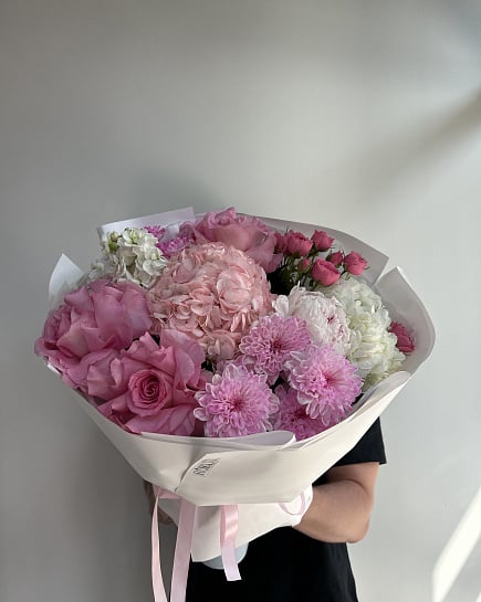 Розовое облако из гортензий и роз with delivery to Astana