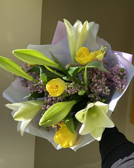 Весенний дуэт лилий и сирени с доставкой по Астане