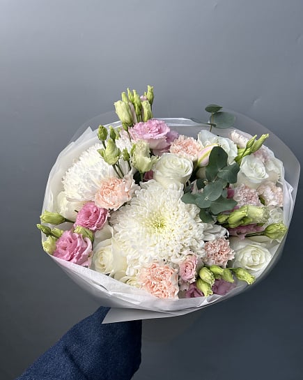 Зефирное облако из хризантем и эустомы с доставкой по Астане