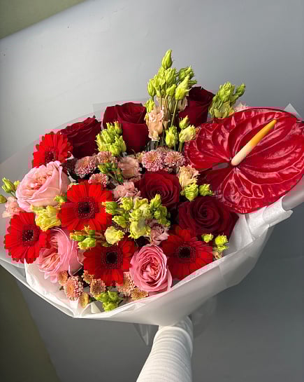 Страстный микс с антуриумом и розами с доставкой по Астане