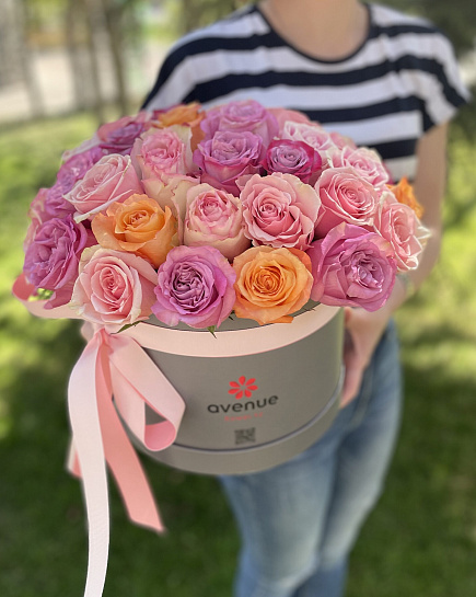 35 микс роз в серой коробке с доставкой по Алматы