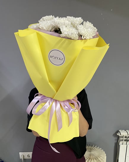 Большой круглый букет из белых и желтых хризантем with delivery to Astana