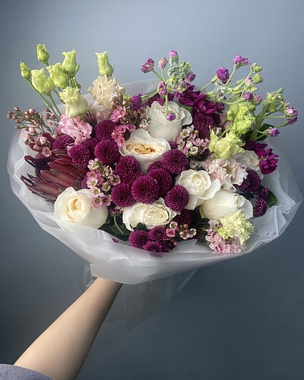 Букет из белых роз и протеи с доставкой по Астане