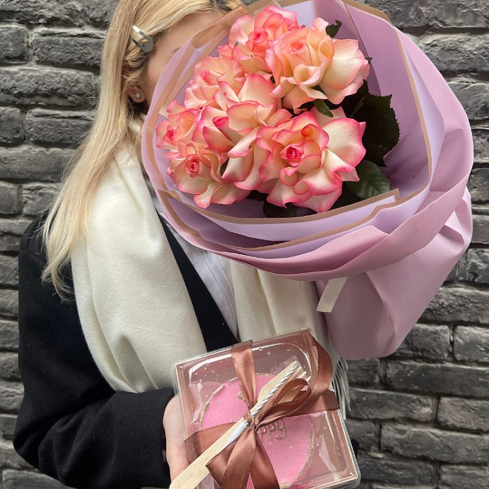 Bouquet of 7 French roses + Bento cake