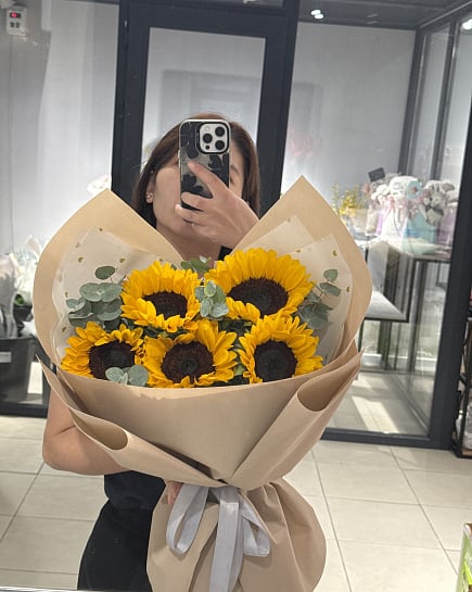 Желто-белый букет из подсолнухов with delivery to Astana