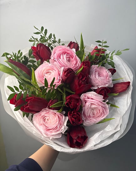 Контрастный дуэт ранункулюсов и тюльпанов с доставкой по Астане