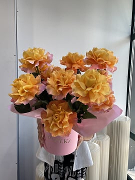 Солнечные пионовидные розы в шляпной коробке