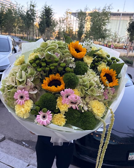 Большой круглый букет с подсолнухами и гортензиями с доставкой по Астане