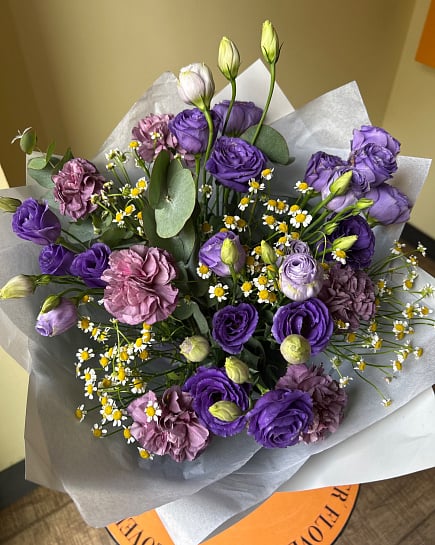 Круглый букет из эустомы гвоздик и ромашек with delivery to Astana