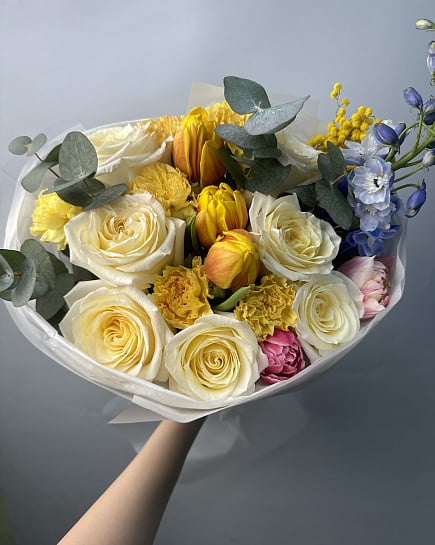 Солнечный микс с тюльпанами и дельфиниумом с доставкой по Астане