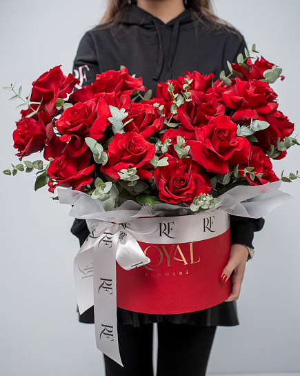 красная коробка из роз с эвкалиптом  с доставкой по Усть-Каменогорске