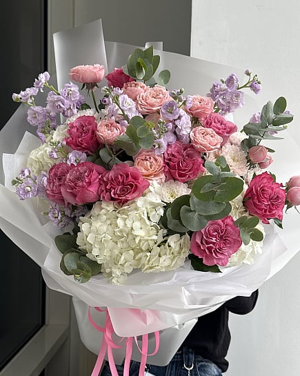 Розовый сад с пионовидными розами и гортензией с доставкой по Астане