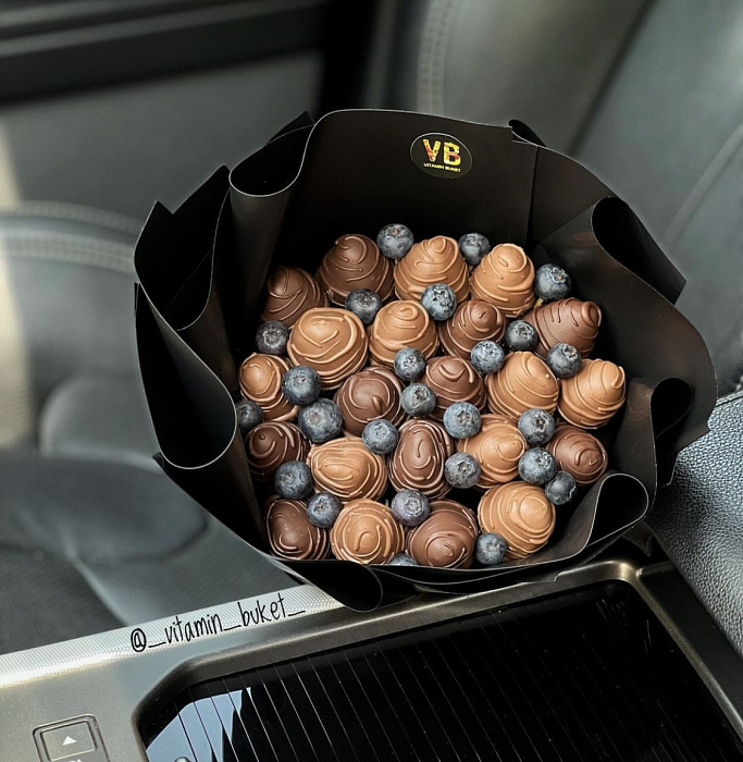 Bouquet of strawberries in chocolate with blueberries