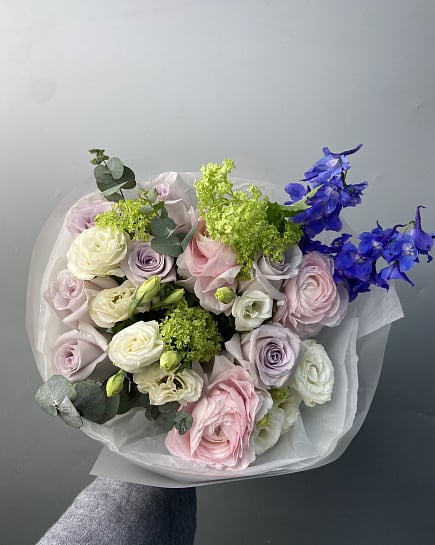 Нежный букет с розами, эустомой и дельфиниумом с доставкой по Астане