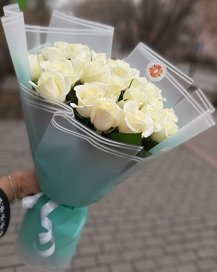 25 белых роз 50см от цветочного магазина Оранж с доставкой по Алматы