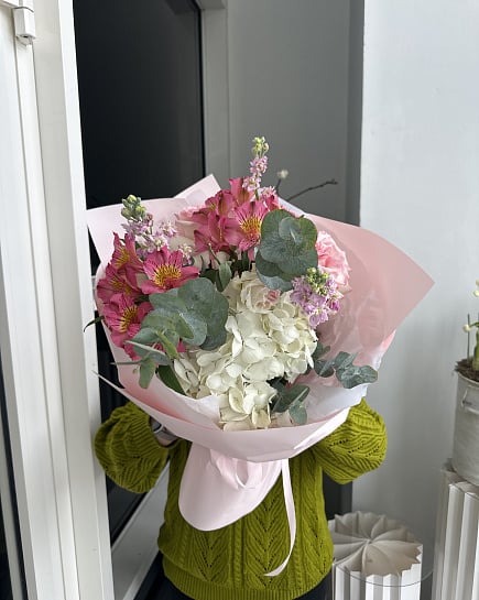 Нежный букет с розовой альстромерией и белой гортензией с доставкой по Астане