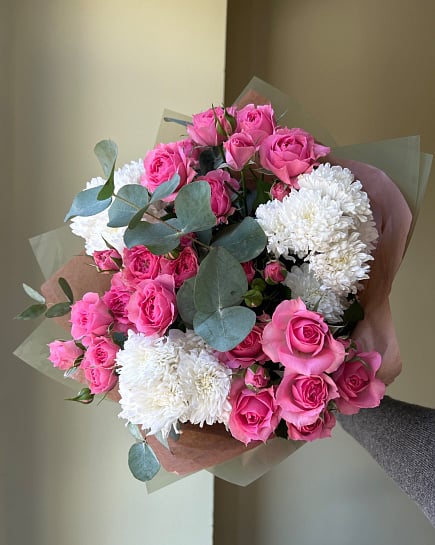 Круглый букет из розовых роз и белых хризантем with delivery to Astana