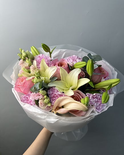 Романтичный микс с пионовидными розами и лилиями с доставкой по Астане