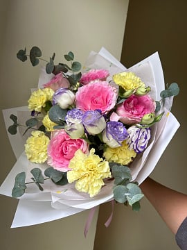 Круглый букет из розовых роз