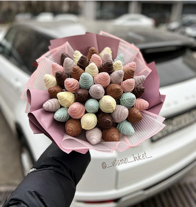 Bouquet of strawberries in chocolate