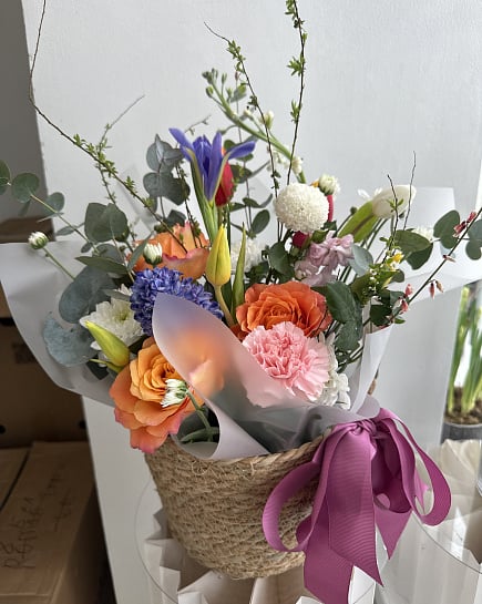 Яркий микс в плетеной корзине с доставкой по Астане