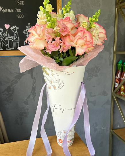 Цветы для любимой в светлой вазе с доставкой по Алматы