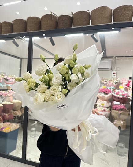 Букет из белой эустомы и кустовой розы с доставкой по Астане