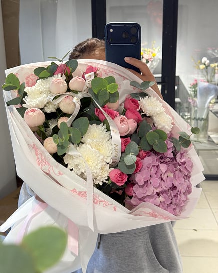 Большой круглый букет с гортензией и розами with delivery to Astana