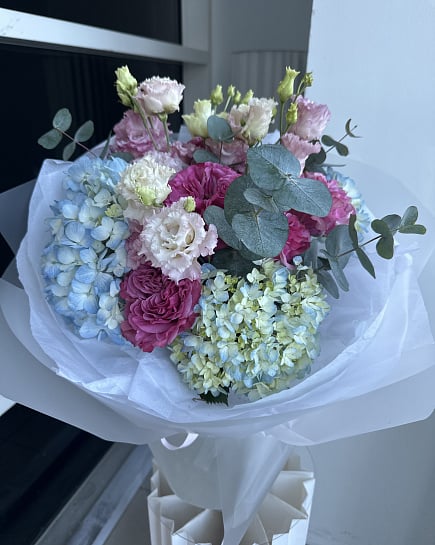 Нежный букет с гортензиями и пионовидными розами с доставкой по Астане