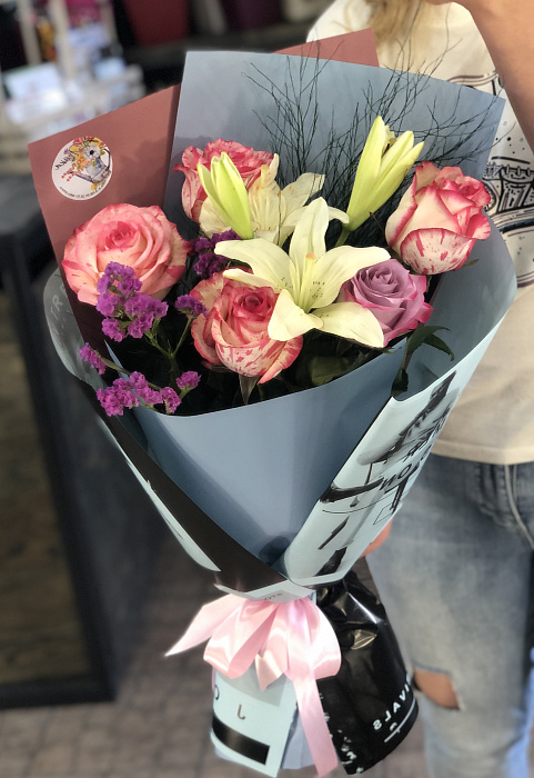 Сборный букет из роз и лилии