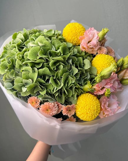 Желто-розовый круглый букет с гортензией with delivery to Astana