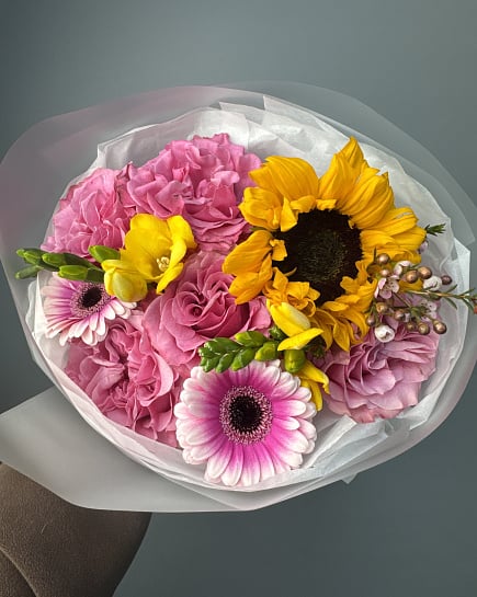 Яркий букет с подсолнухом и розовыми розами с доставкой по Астане
