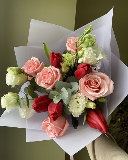 Контрастный микс из роз и тюльпанов с доставкой по Астане