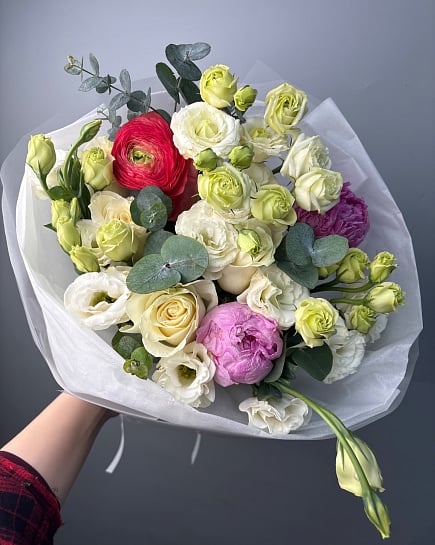 Яркий букет с ранункулюсом и кустовой розой с доставкой по Астане