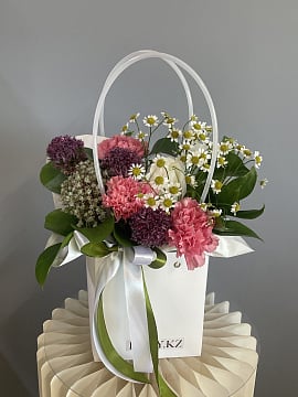 Розовые розы и гвоздики в белой коробке