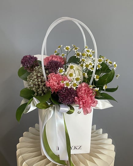 Розовые розы и гвоздики в белой коробке с доставкой по Астане
