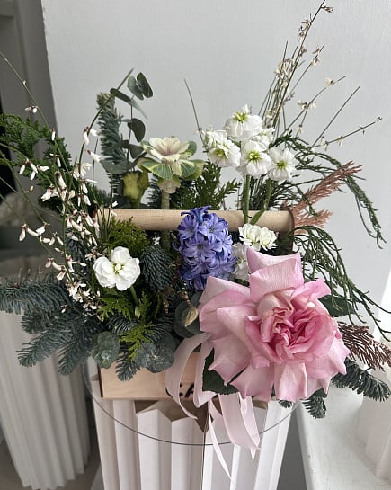 Весенний букет с пионовидной розой и гиацинтом с доставкой по Астане