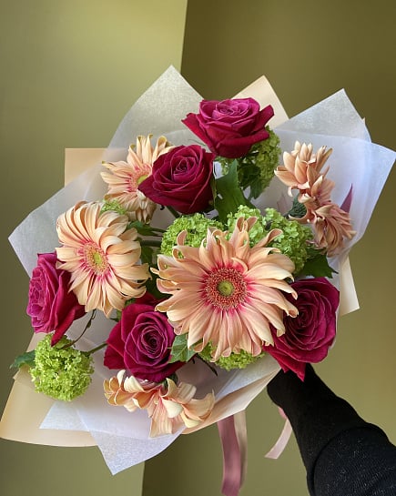 Яркий микс из роз и гербер с доставкой по Астане