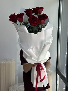 Крупный круглый букет из красных роз