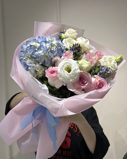 Букет с голубой гортензией и розовыми розами с доставкой по Астане