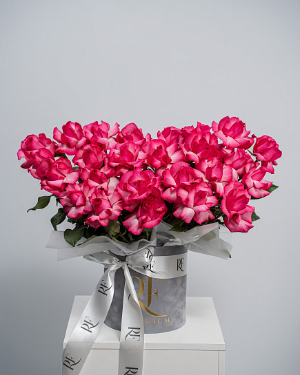 Композиция из 25 роз в бархатной коробке с доставкой по Алматы