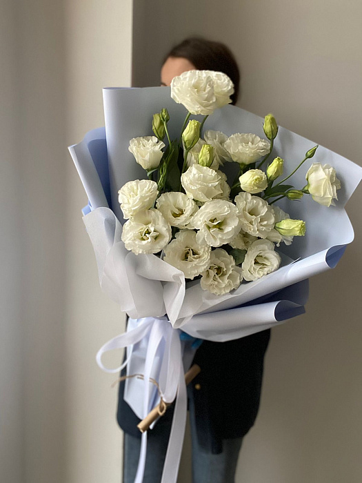 Bouquet of white lisianthus