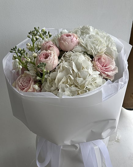 Зефирное облако из пионовидных роз и гортензий с доставкой по Астане