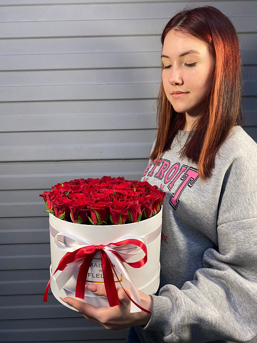 25 красных роз в коробке 