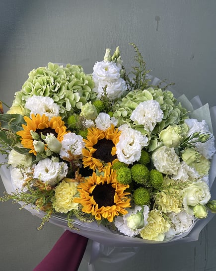 Большой круглый букет с подсолнухами и гортензиями with delivery to Astana
