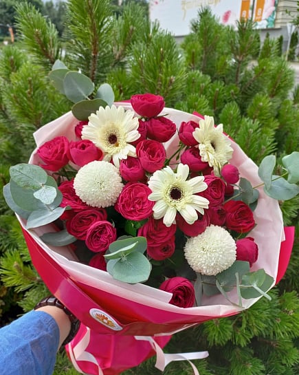 Яркий контраст: кустовые розы и герберы with delivery to Almaty
