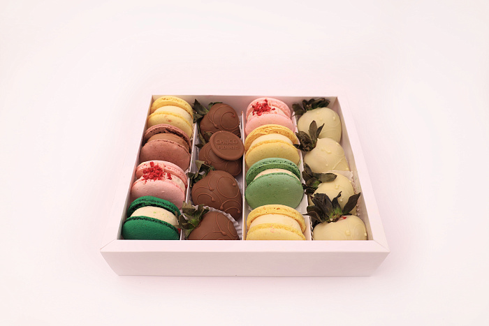 Set 8 chocolate covered strawberries and 8 macarons